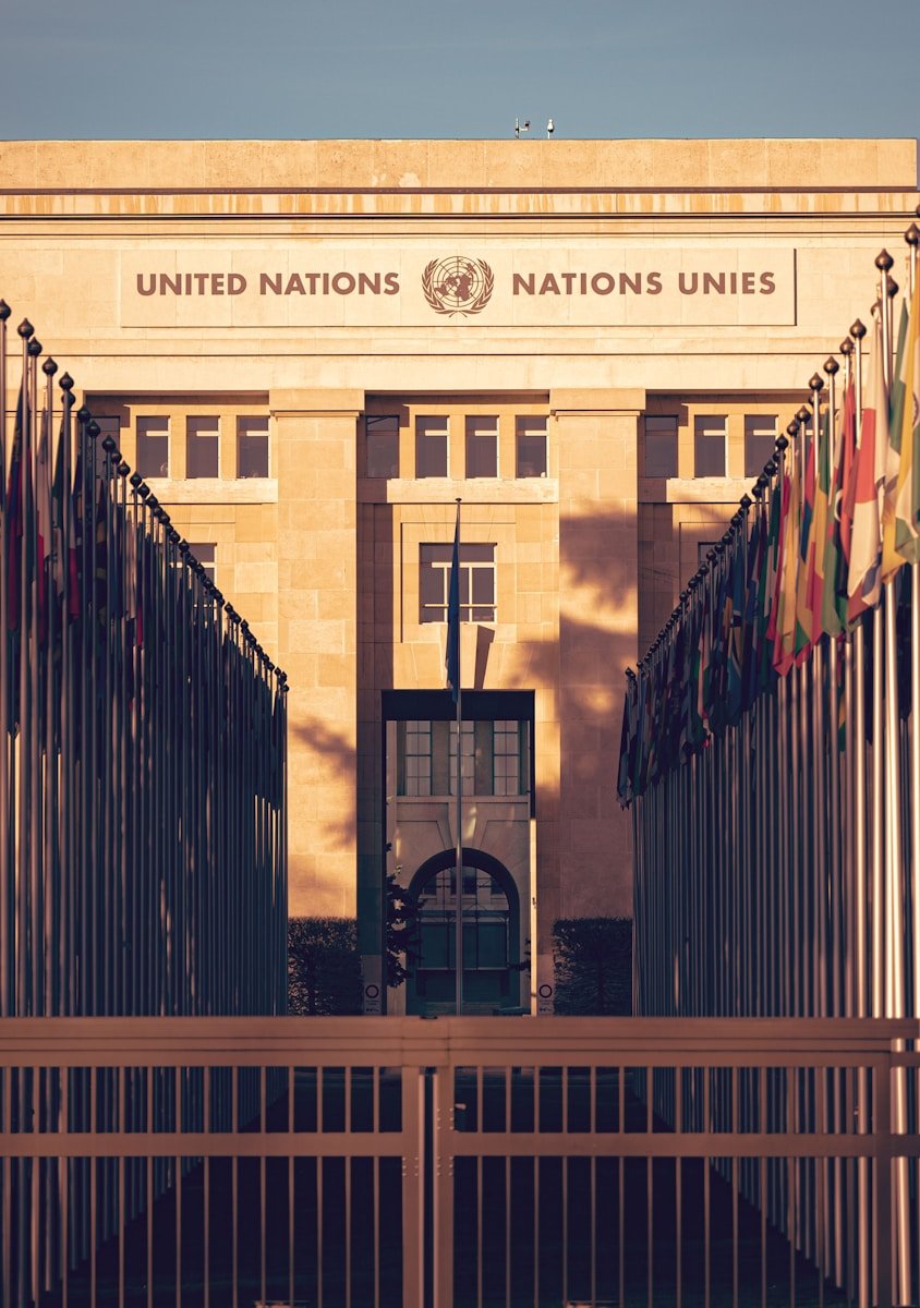 the entrance to the united nations unes building